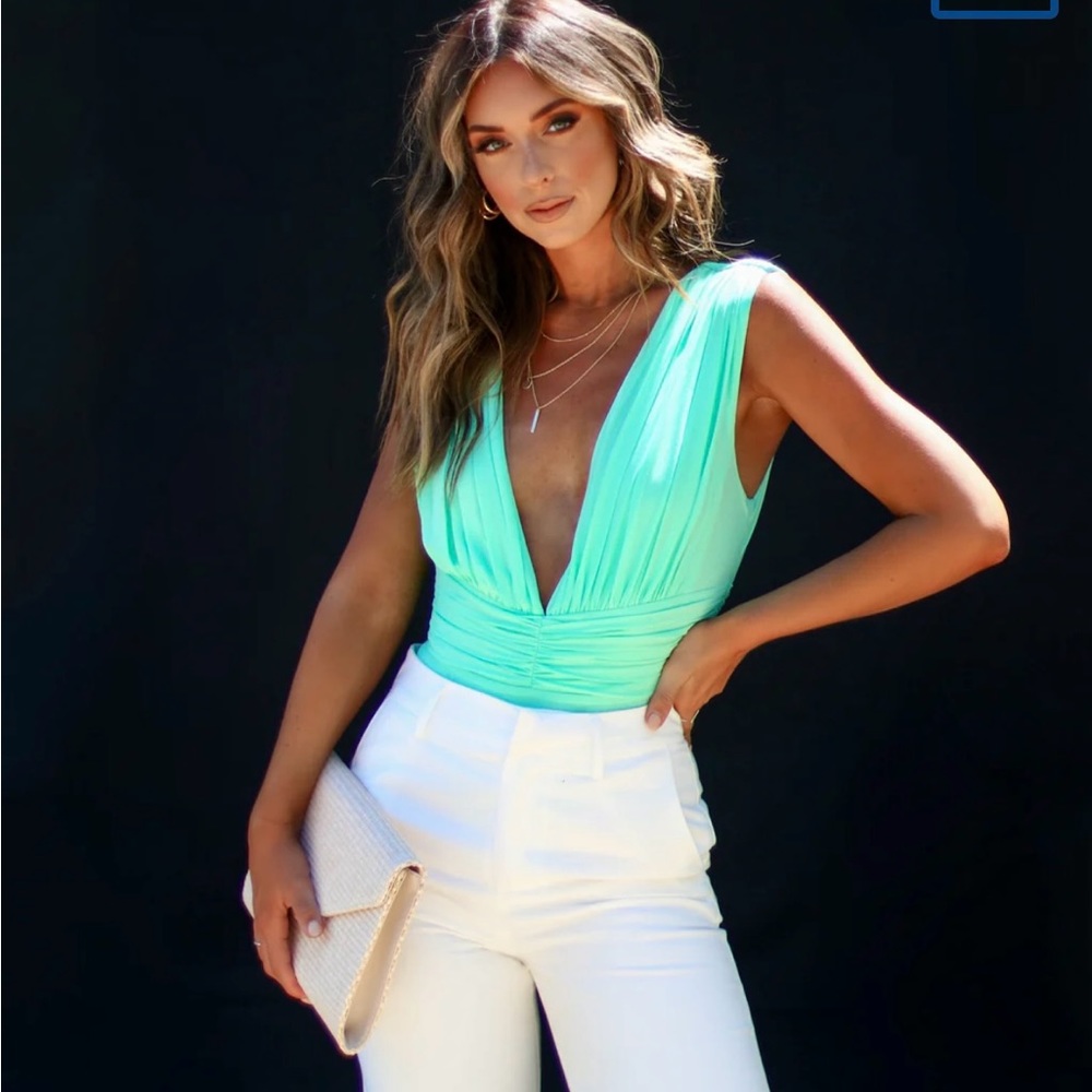 NWT Vici Low V Mint Green Bodysuit, Small